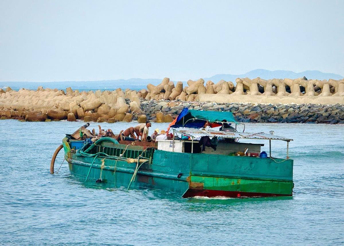 Tàu cá triển khai nạo vét ở cửa cảng La Gi. Ảnh: Hắc Long