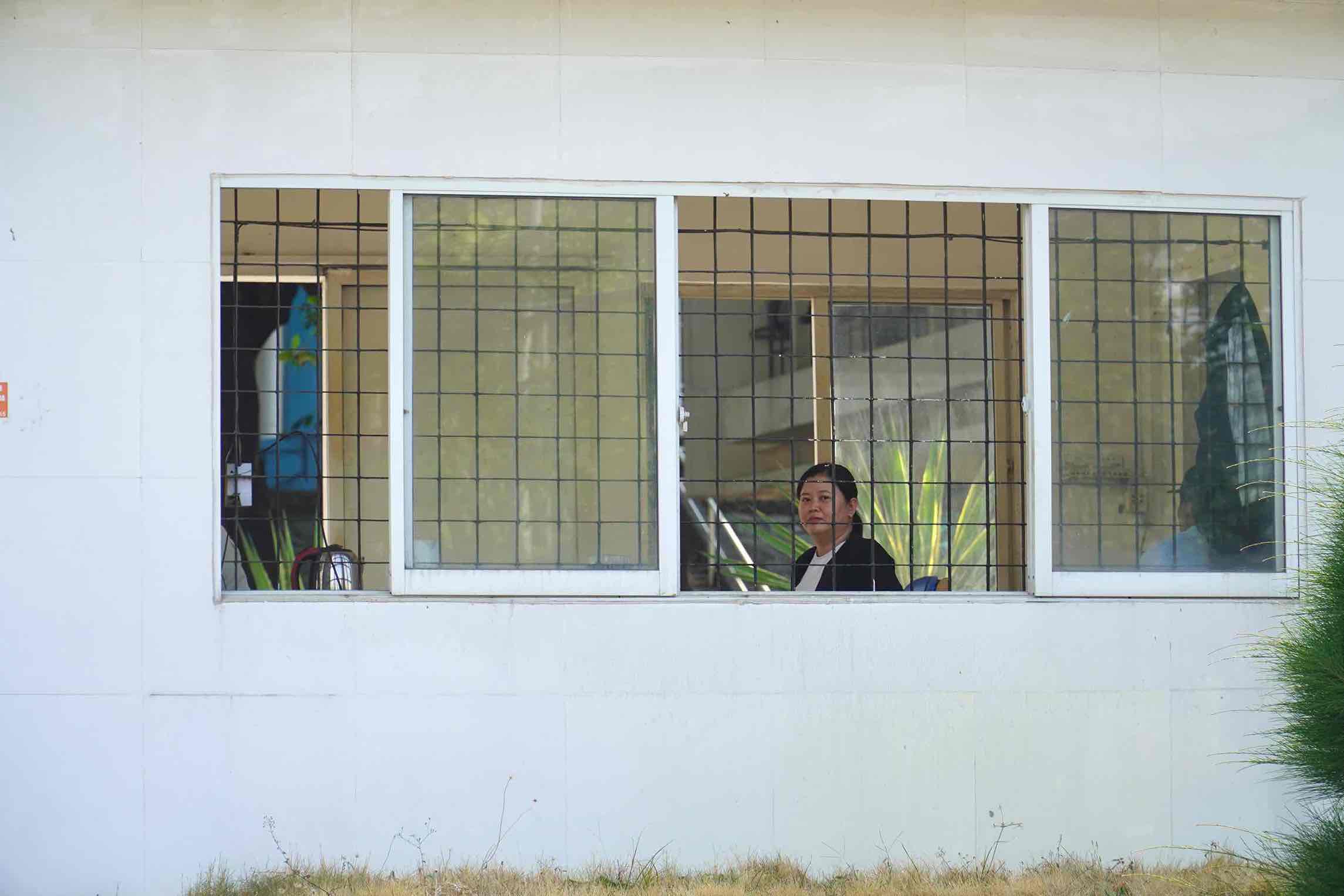 Ms. Oanh sitting in the security room on the afternoon of March 23. Photo: HAC