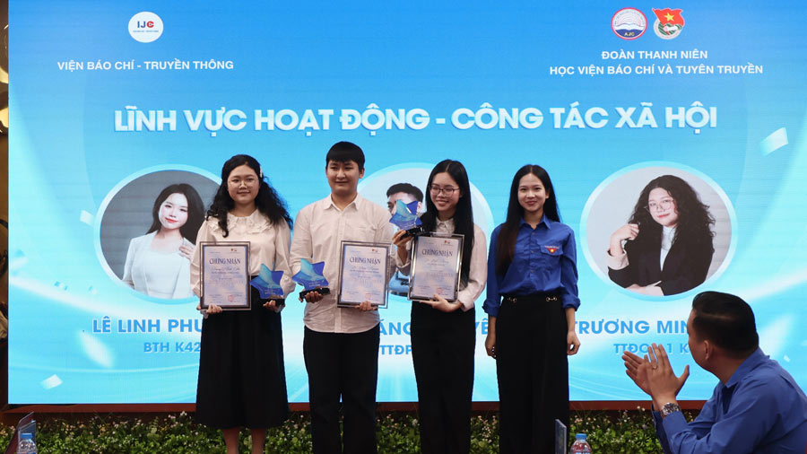 Trương Minh Thư (ngoài cùng bên trái) nhận giải thưởng “Ngôi sao Tháng Ba” năm 2026. Ảnh: Ánh Dương 