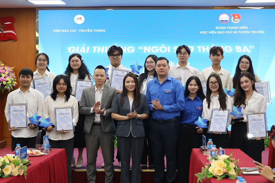 12 sinh viên đoạt giải “Ngôi sao Tháng Ba” năm 2026. Ảnh: Ánh Dương