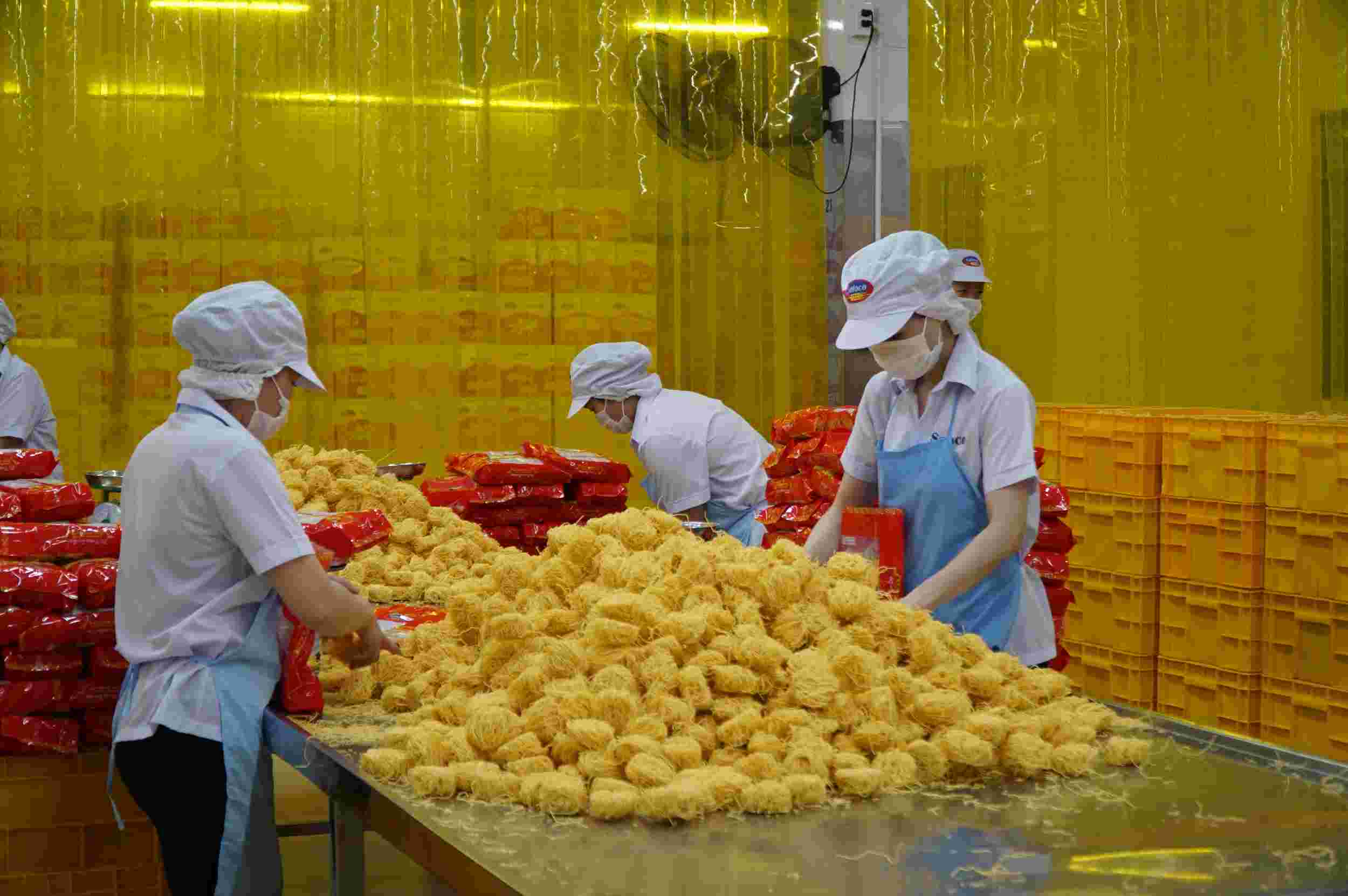 Businesses proactively restructure supply chains, optimize logistics and use energy efficiently to adapt to raw material price fluctuations. Photo: Ngoc Le