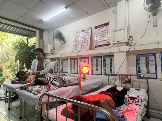 Người dân đến Trạm y tế phường An Nhơn khám và châm cứu y học cổ truyền. Ảnh: Nguyễn Ly