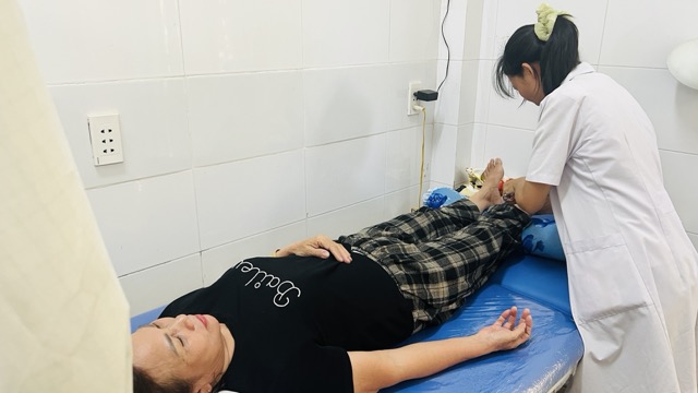 チャムさんは、ホーチミン市アンホイタイ区保健所で伝統医学の診察と鍼治療を受けました。写真:グエン・リー