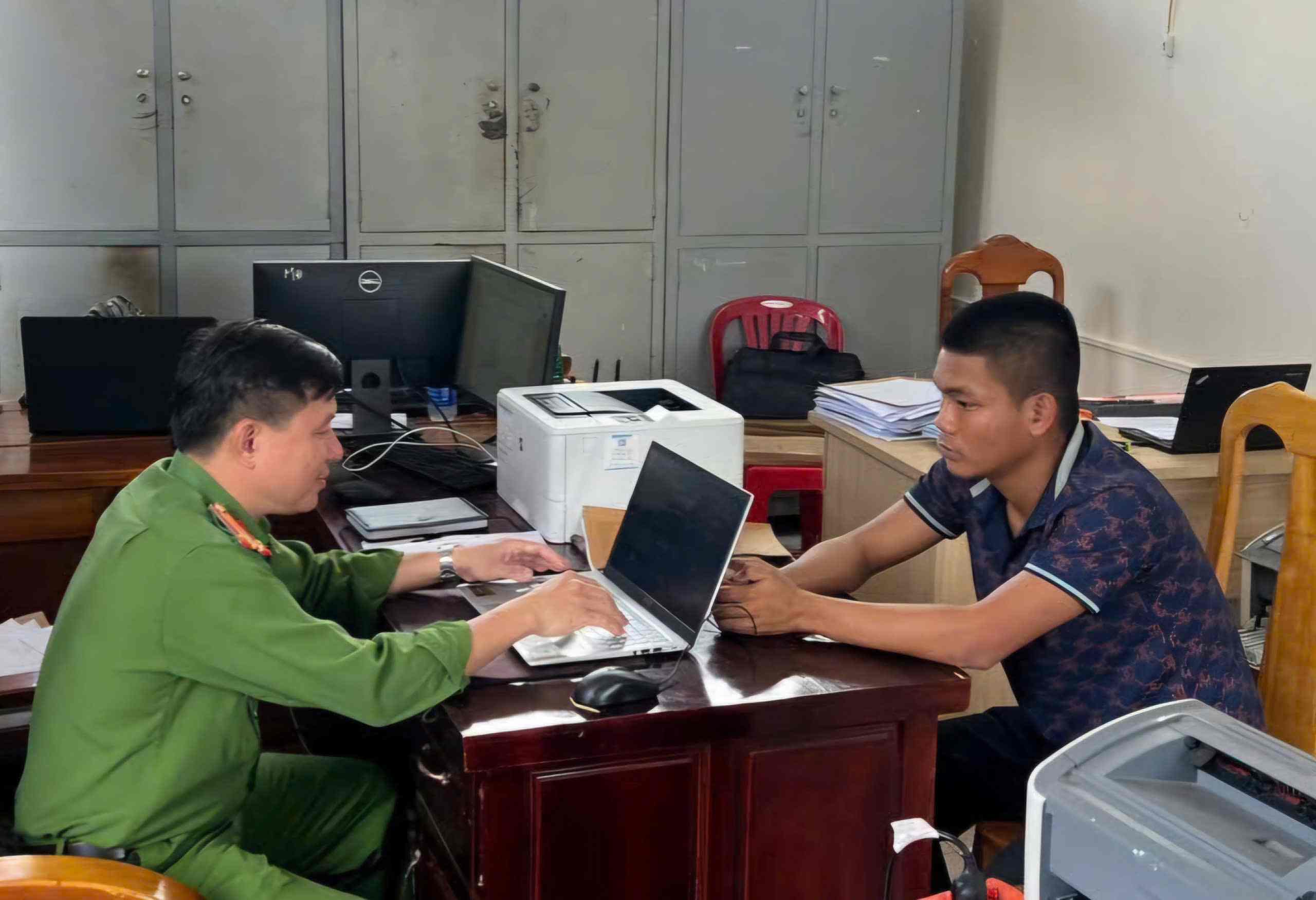 Các đối tượng truy nã ra đầu thú sẽ nhận được sự khoan hồng của pháp luật. Ảnh: Công an cung cấp 