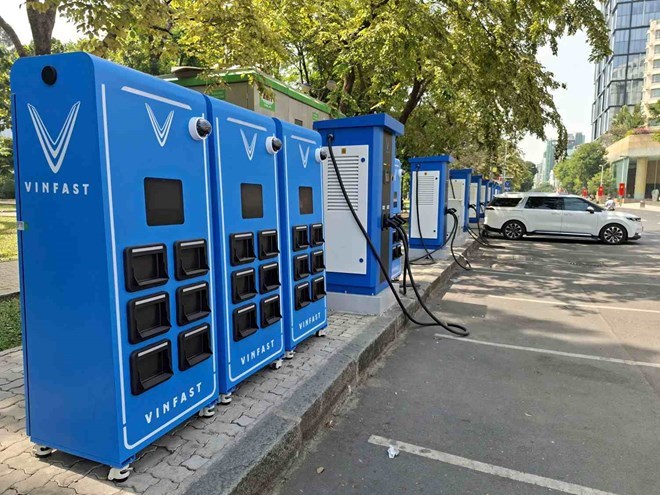 Electric motorbike battery exchange cabinet placed on the sidewalk of Le Lai street in the center of Ho Chi Minh City. Photo: Minh Quan