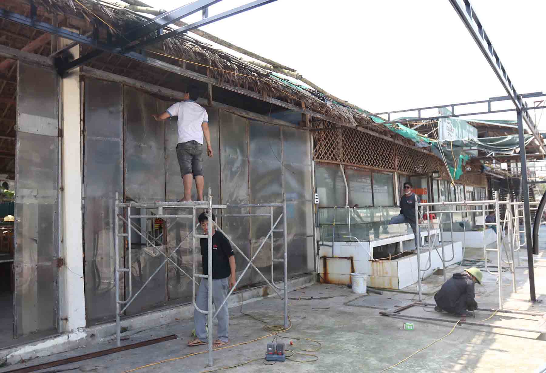 Việc sửa sang lại nhà hàng đang được nhóm thợ tích cực triển khai. Ảnh: Trần Tuấn