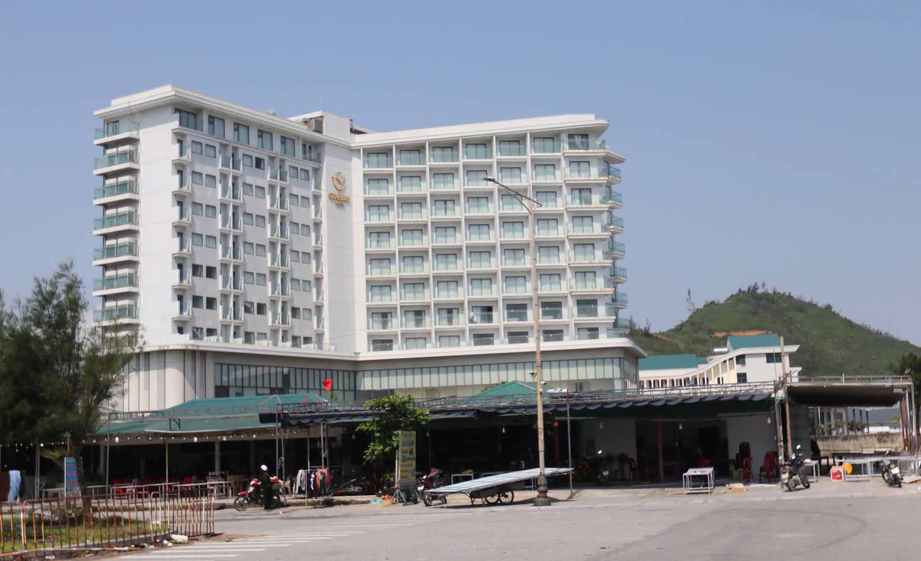 Một khách sạn lớn ở Khu du lịch Thiên Cầm. Ảnh: Trần Tuấn