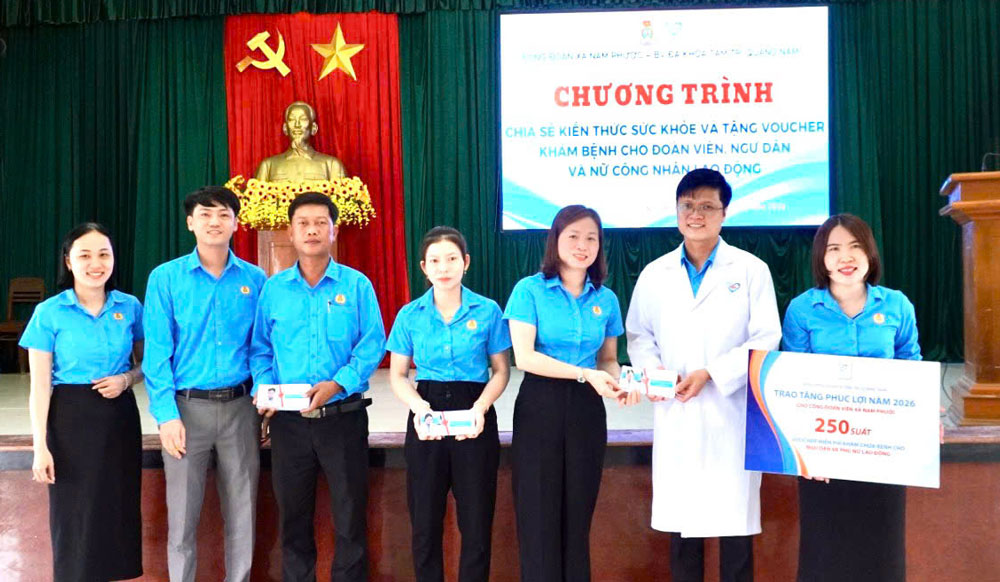 Công đoàn xã Nam Phước phối hợp với Bệnh viện Đa khoa Tâm Trí Quảng Nam trao tặng 250 voucher khám sức khỏe cho đoàn viên, người lao động. Ảnh: Công đoàn Nam Phước.
