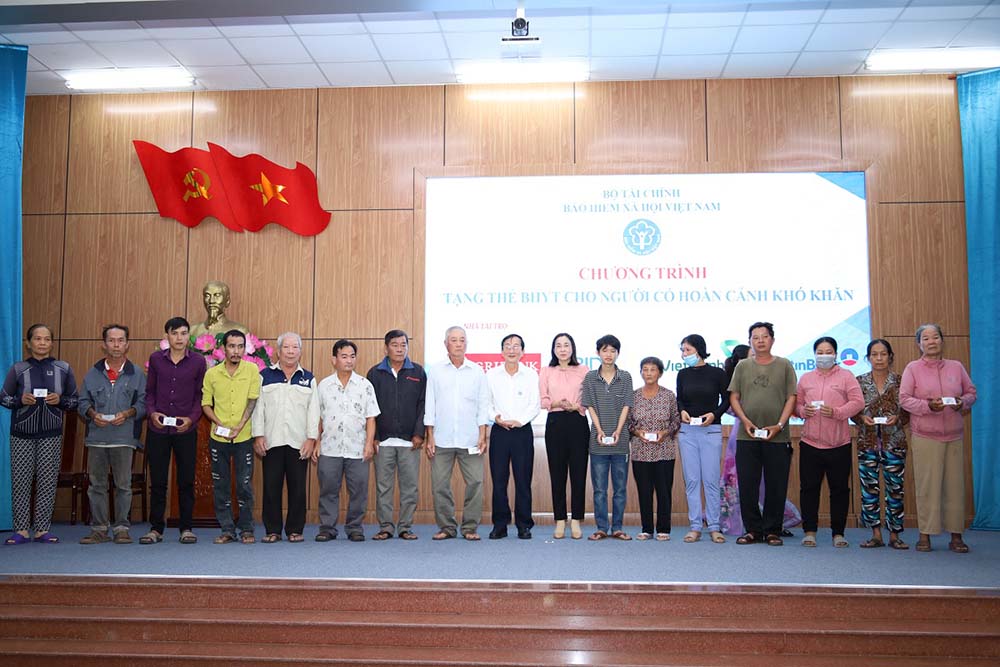 어려운 상황에 처한 사람들에게 건강 보험 카드를 수여하여 건강 보험 적용 범위를 확대하고 사회 보장을 보장하는 데 기여합니다. 사진: 떠이닌 사회 보험