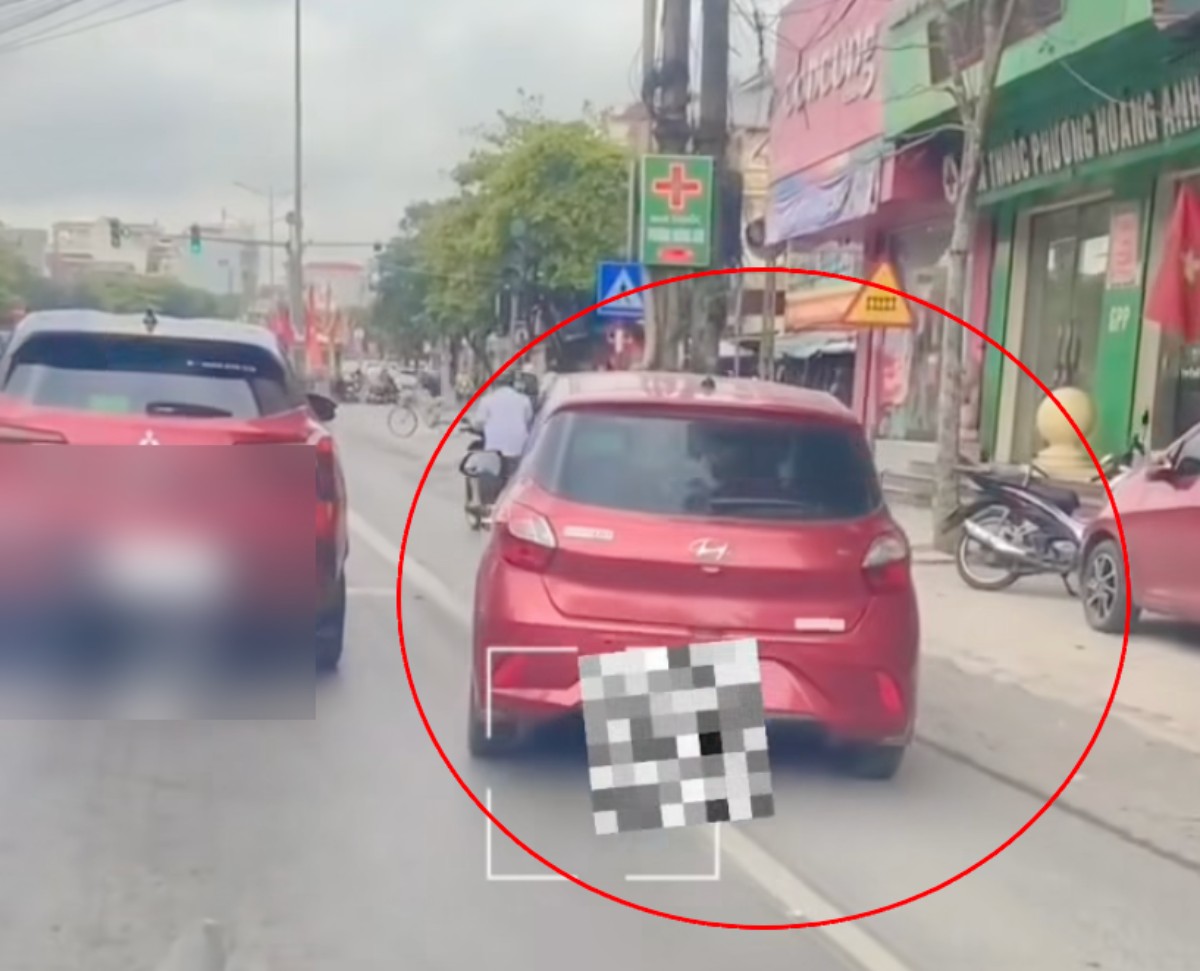 Ninh Binh traffic police fine drivers for not complying with traffic signs according to regulations. Photo: Cut from clip