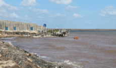 Dong Hai coastal erosion causes land loss, threatening the lives of coastal people. Photo: Hoang Loc