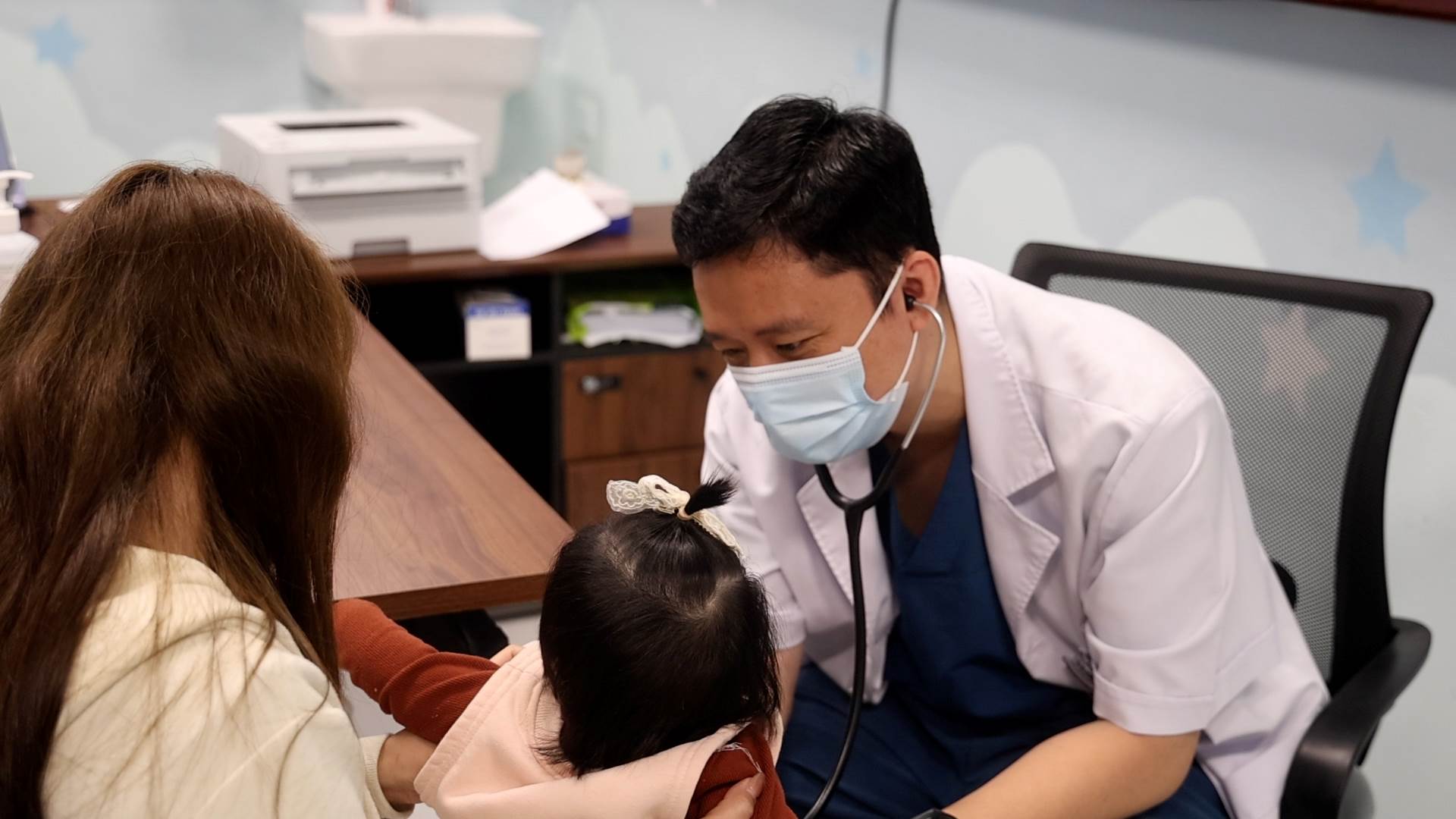 Dr. Ninh Quoc Dat examines pediatric patients. Photo: Viet Anh