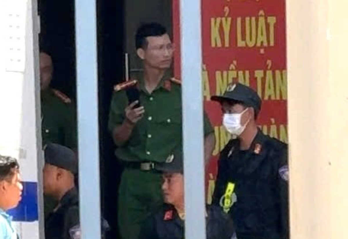 Công an thi hành lệnh bắt tạm giam bị can vào trưa 23.3. Ảnh: Phạm Duy 