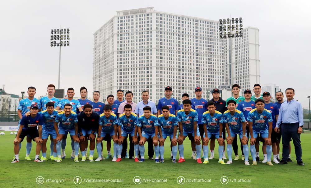 VFF leaders give more motivation to the Vietnamese team before the important match. Photo: VFF