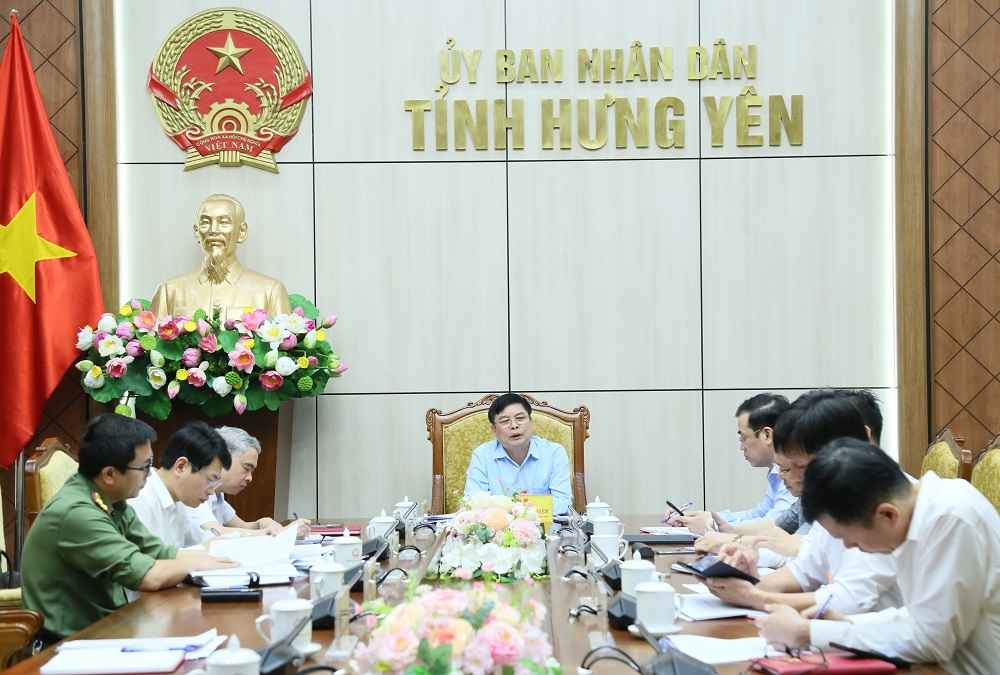 Các đại biểu dự họp góp ý Đề án phát triển giáo dục Hưng Yên. Ảnh: Tất Đạt