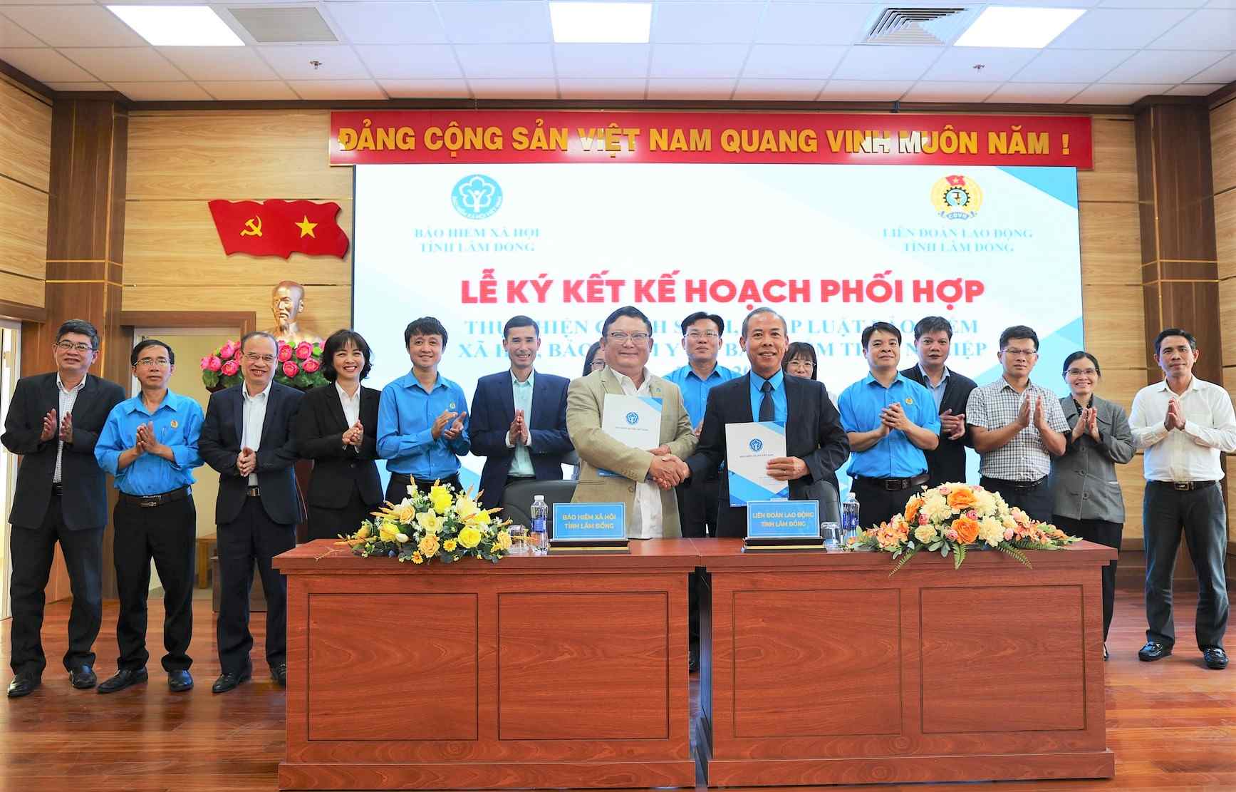 양측은 노동자를 위한 사회 보장 정책의 효율성을 높이기 위해 협력 계약을 체결했습니다. 사진: 탄히