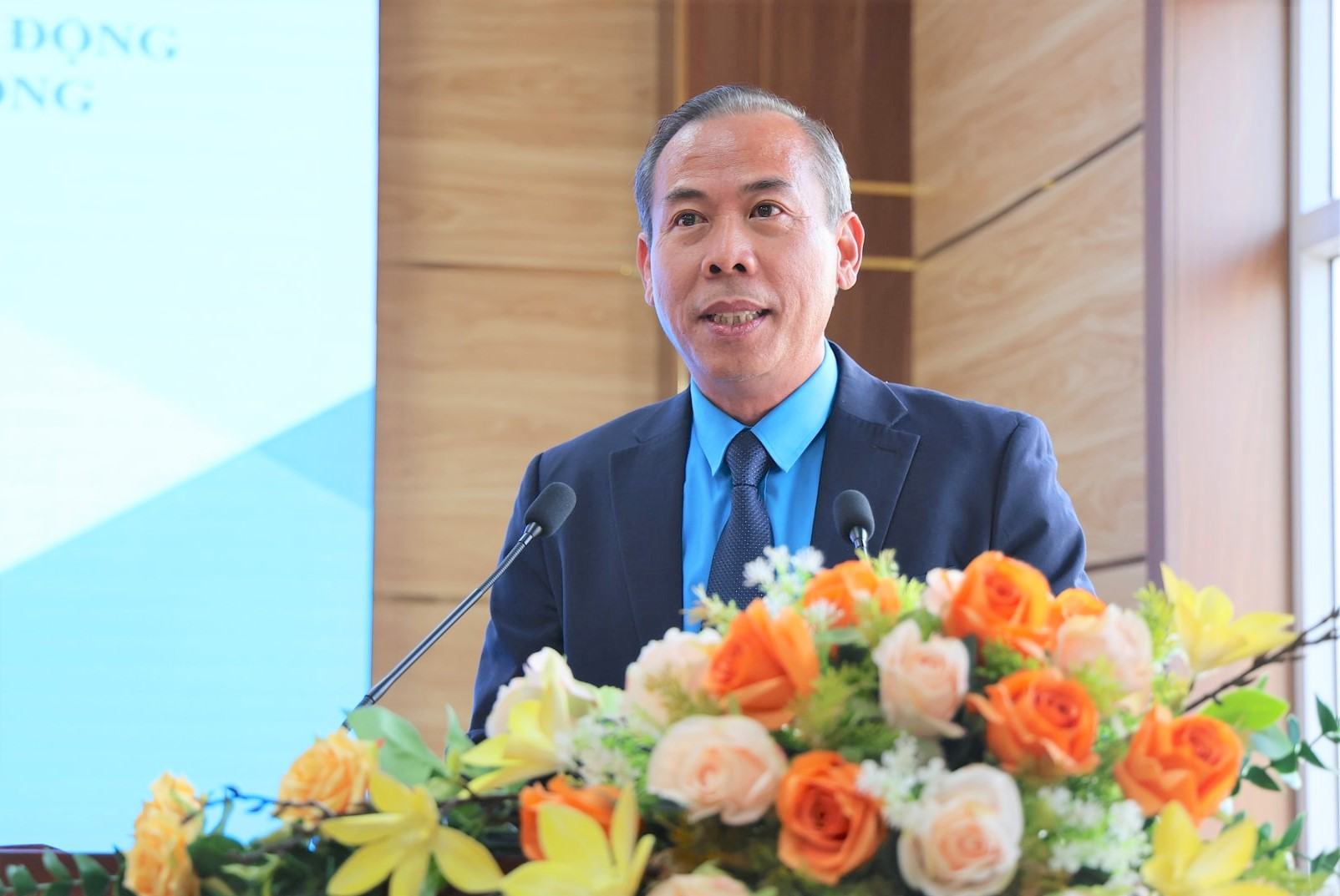 Chủ tịch LĐLĐ tỉnh Lâm Đồng Nguyễn Phú Hoàng phát biểu tại hội nghị. Ảnh: Thần Hy