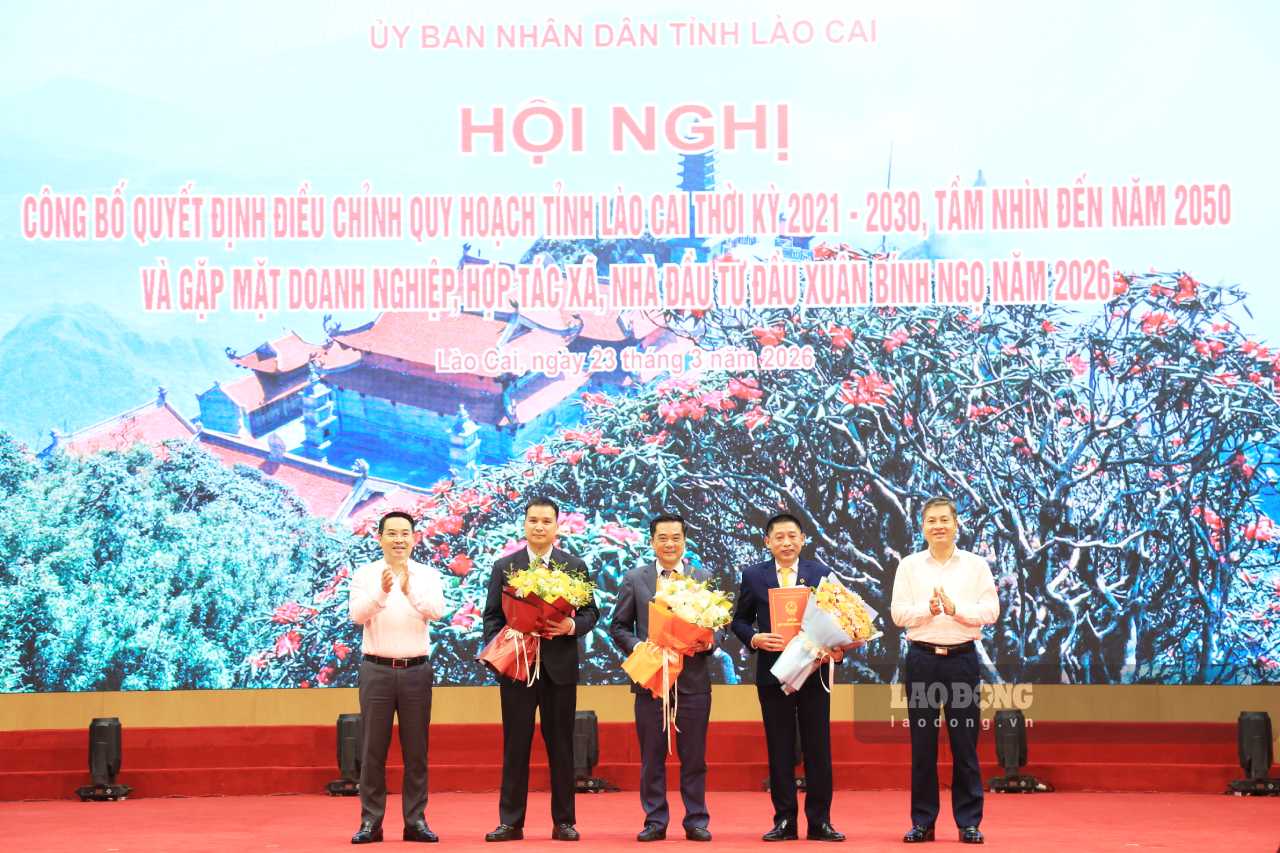 The Provincial People's Committee awarded Decisions approving investment policies for 3 large projects in various fields in Lao Cai province. Photo: Van Duc.