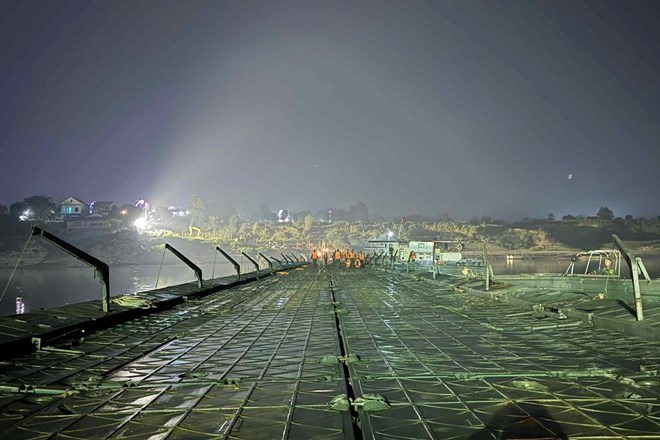 The Engineering Corps mobilized officers, soldiers, and vehicles of all kinds to maintain the operation of the Lo River pontoon bridge. Pictured is the Lo River pontoon bridge taken on the night of February 15, 2026. Photo: Duc Hoang