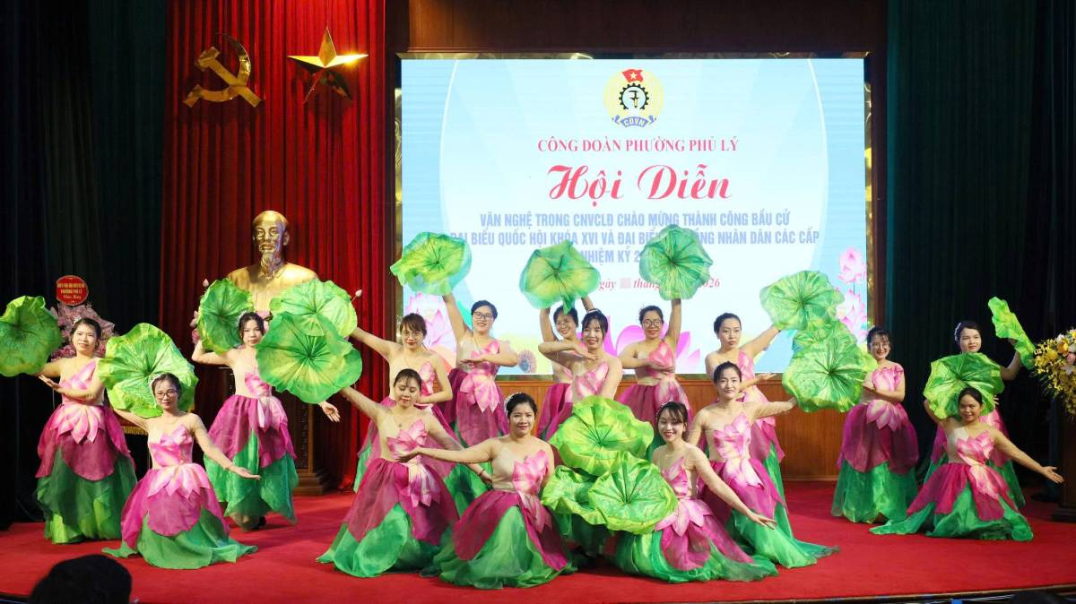 닌빈성 푸리동 노동조합은 노동자, 공무원, 노동자를 대상으로 예술 공연 축제를 개최합니다. 사진: 닌빈성 노동총연맹