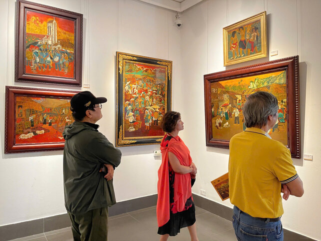 Scenery of rural markets and village festivals in paintings by painter Hoang Sung attracts visitors. Photo: Ngoc Mai