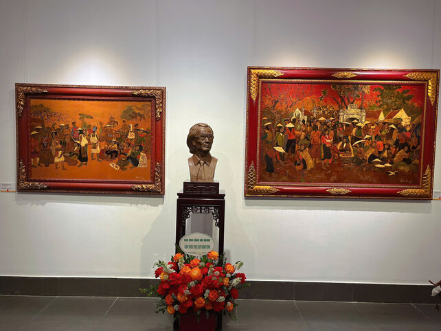 Tác phẩm “Chợ cổ quê tôi” (bên phải) sáng tác năm 1998 với chất liệu sơn mài được nhận giải thưởng Nhà nước về Văn học Nghệ thuật năm 2022. Ảnh: Ngọc Mai 