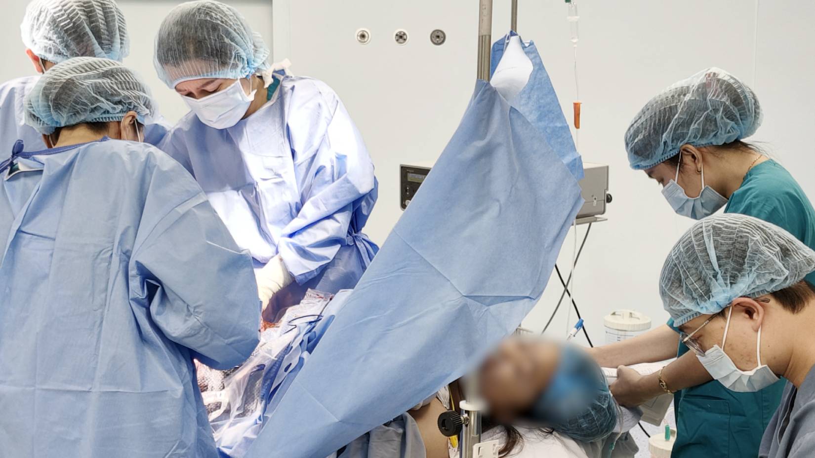 Doctors at Hong Duc II General Hospital promptly activated emergency surgery, saving a complex premature birth.