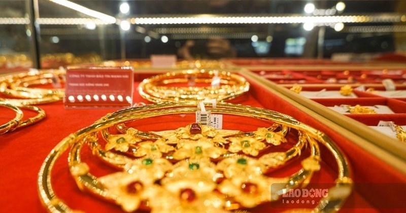 Giá vàng biến động, hé lộ dấu hiệu bán tháo từ ngân hàng trung ương