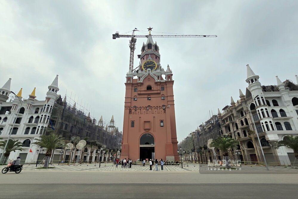 Phố đi bộ - tương lai sẽ là không gian thương mại, giải trí, kết hợp với cảnh quan của khu vực ven hồ công viên Văn Lang hứa hẹn sẽ là một điểm nhấn mới tại khu vực trung tâm thành phố Việt Trì cũ.