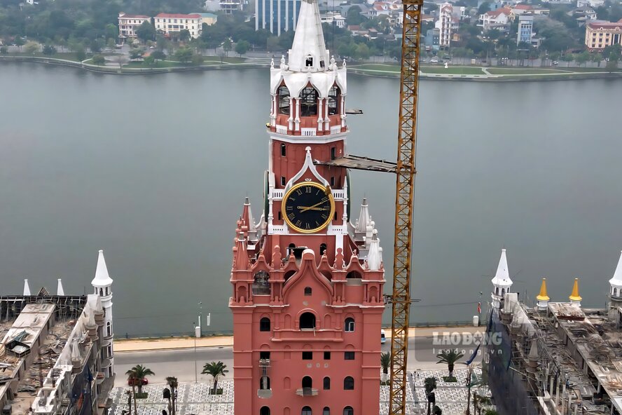 Phía trên thu nhỏ dần với các họa tiết trang trí cầu kỳ, mái vòm nhọn.