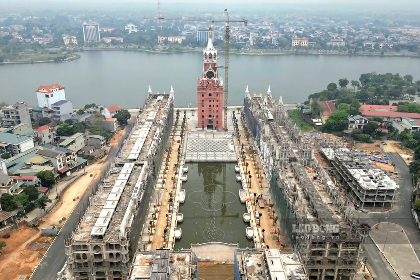 Pedestrian street located along Van Lang Lake Park. Photo: To Cong