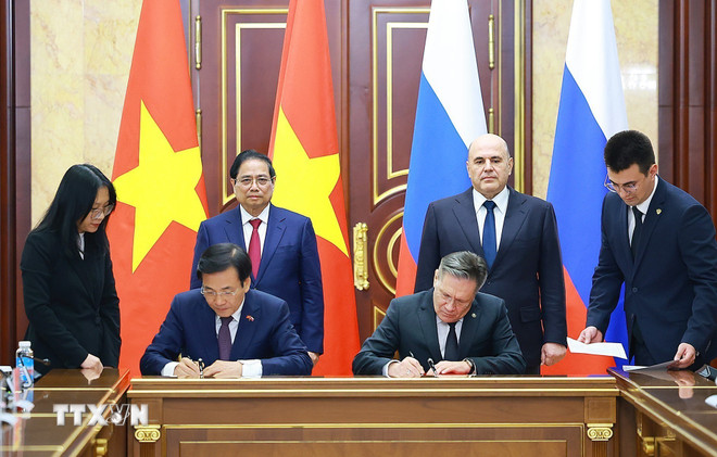 Thủ tướng Chính phủ Phạm Minh Chính và Thủ tướng Nga Mikhail Mishustin chứng kiến Lễ ký kết Hiệp định về hợp tác xây dựng Nhà máy điện hạt nhân trên lãnh thổ Việt Nam. Ảnh: TTXVN