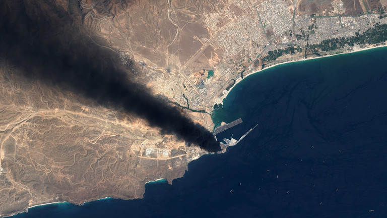 Fire at Salalah oil warehouse (Oman) after Iranian UAV attack on March 11, smoke rising at the strategic port near the Strait of Hormuz. Photo: Copernicus Sentinel Data 2026