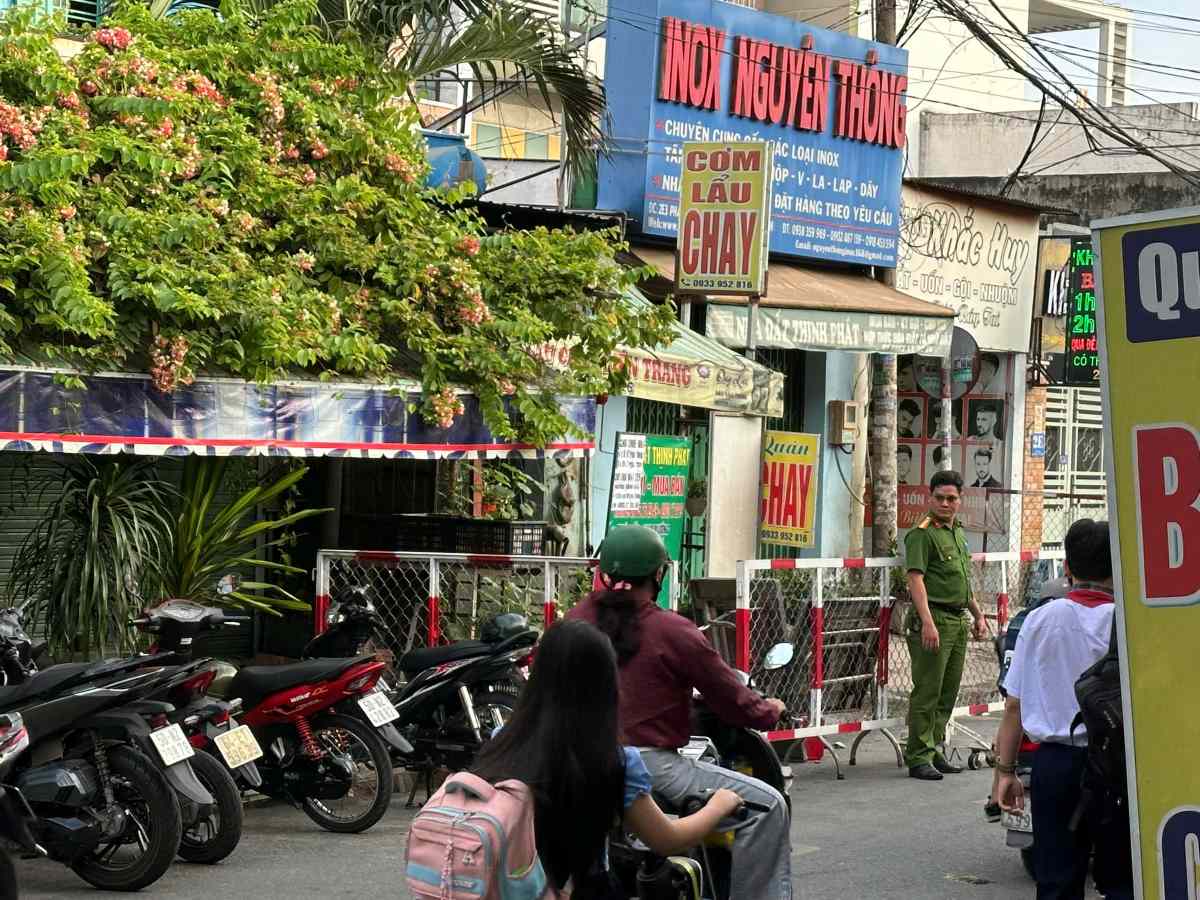 Đến sáng nay (24.3), công an vẫn ở hiện trường vụ cháy để điều tra và điều tiết giao thông qua khu vực, tránh ùn ứ. Ảnh: Minh Tâm