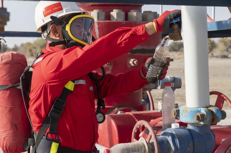 Employee of Chinese corporation Sinopec. Photo: Xinhua