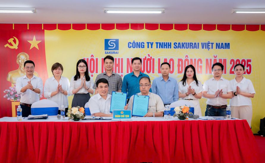 The Trade Union of Sakurai Vietnam Co., Ltd. works and signs a collective labor agreement with the enterprise at the 2025 Employee Conference. Photo: Quach Du