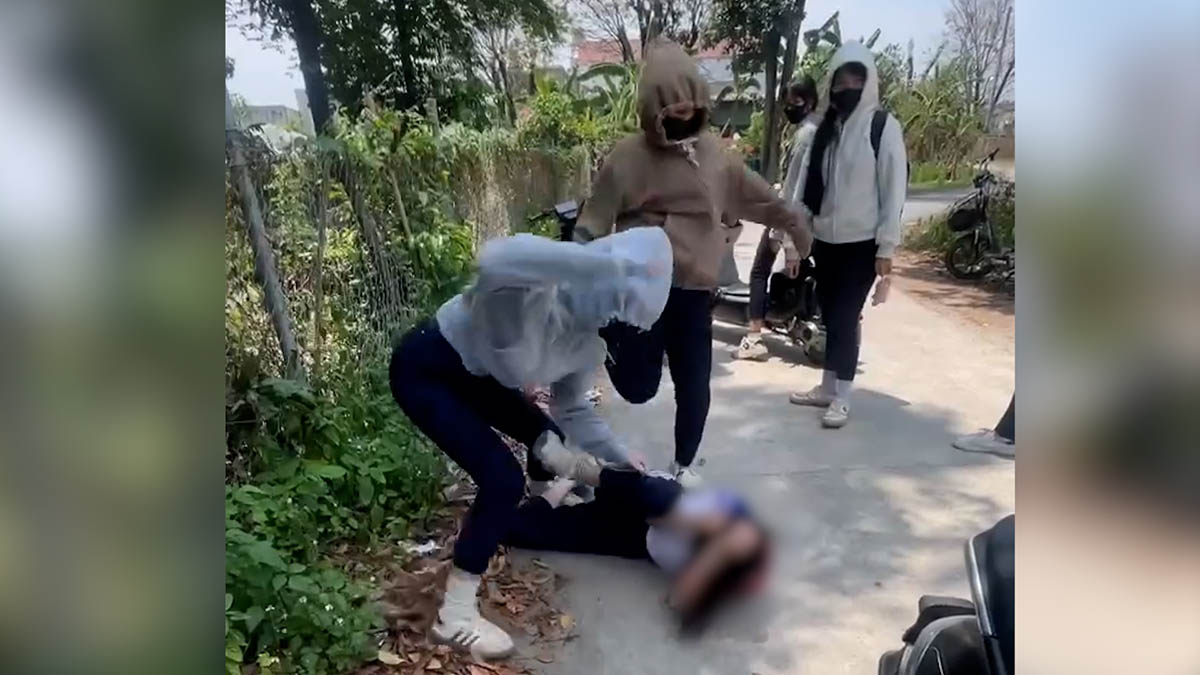 8th grade female student ganged up on in Dong Nai, causing public outrage. Photo cut from clip