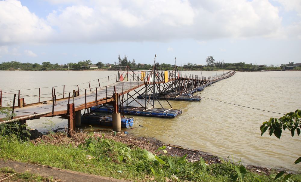 Trieu Do pontoon bridge across the Thach Han River has been serving people's travel needs for many years. Photo: Hung Tho