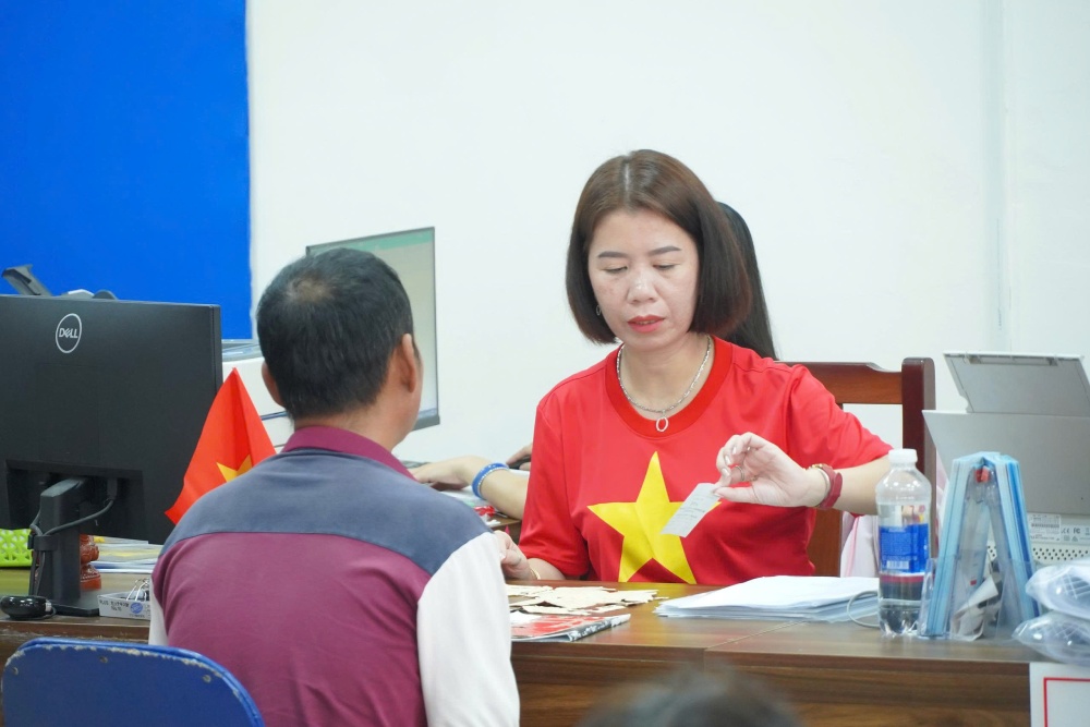 The Central Government is expected to assign staff to ministries, branches, and localities in the near future. In the photo, officials and civil servants of the Can Tho Public Administration Service Center solve administrative procedures for people. Photo: Ta Quang