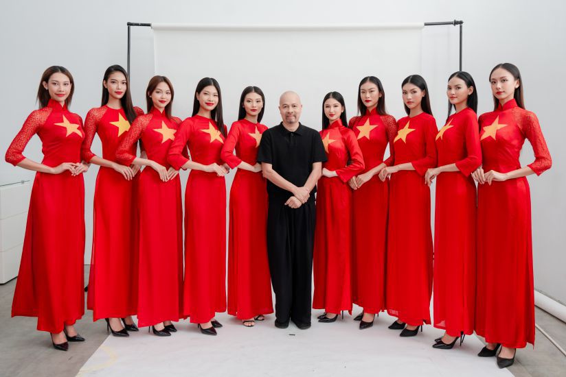 人民芸術家 - デザイナー ドゥック・フンが、ベトナムズ・ネクスト・トップ・モデルの9月2日建国記念日80周年記念特別エピソードのゲスト審査員を務めます。写真:制作会社