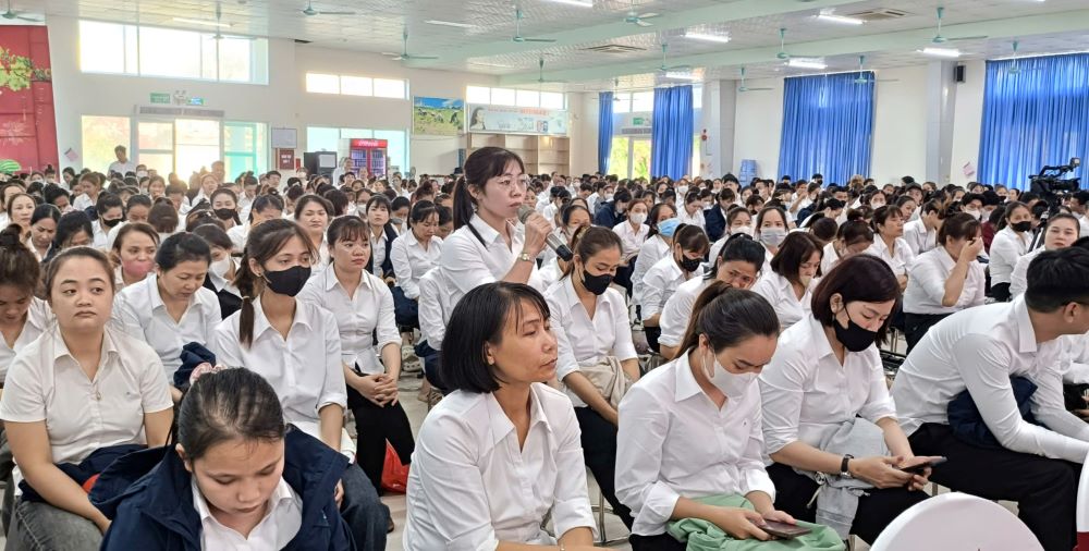 Workers of Ha Quang Garment Enterprise dialogue with company leaders to enhance the role of trade unions in protecting the legitimate rights and interests of workers. Photo: Thanh Trung