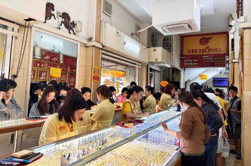 People waiting to buy gold at a store in Ho Chi Minh City when gold prices fluctuate. Photo: Ha May