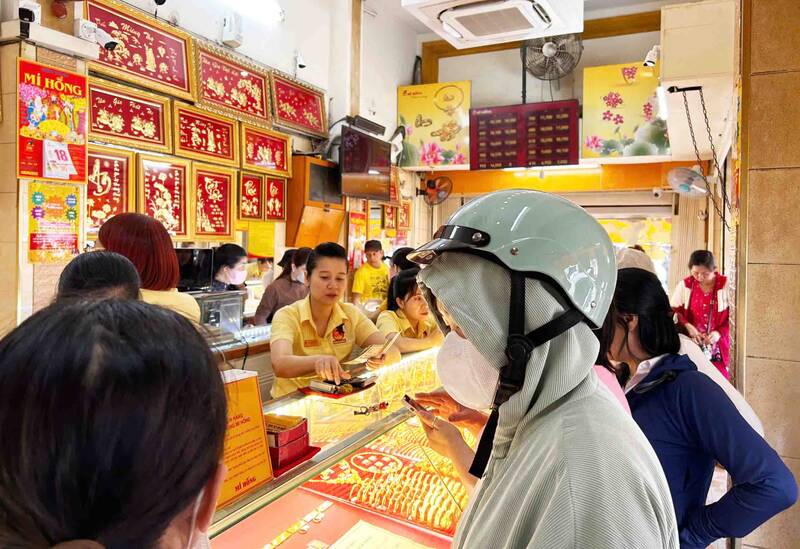 Bên trong cửa hàng vàng, khu vực bán vàng nhẫn, vàng miếng đông khách chờ đợi đến lượt giao dịch. Ảnh: Hạ Mây