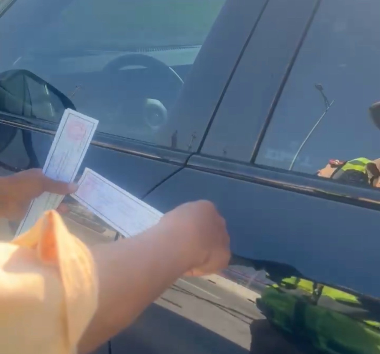 Cảnh sát Giao thông dán niêm phong xe ô tô để tạm giữ phương tiện theo quy định. Ảnh: Cảnh sát Giao thông