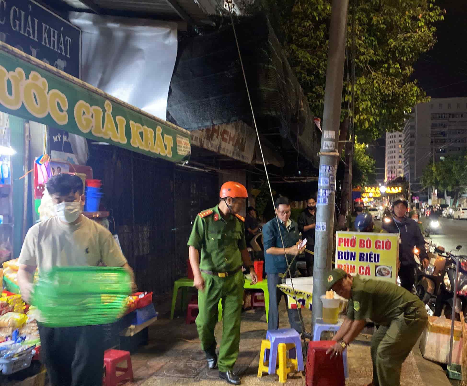 Nha Trang ward authorities directed many units and departments to launch campaigns to restore urban order on many sidewalks. Photo: Huu Long