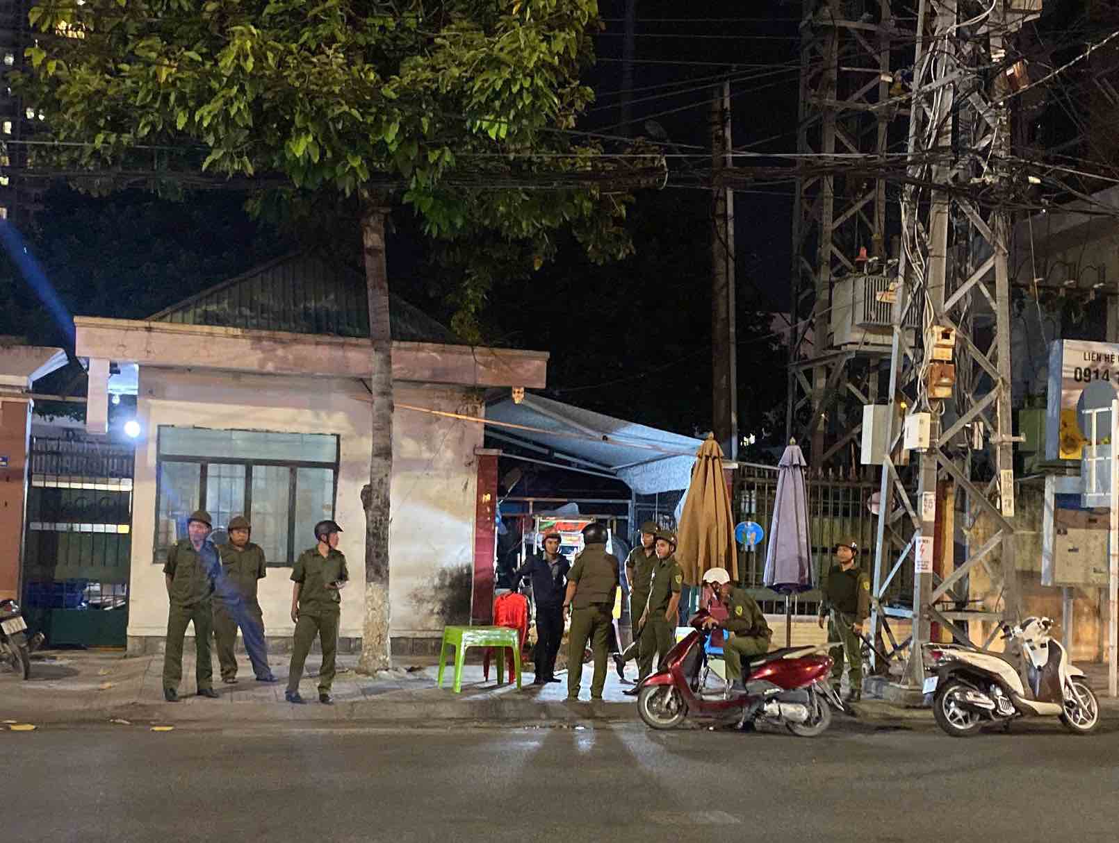 Cơ quan chức năng ra quân kiểm tra, xử lý nhiều trường hợp lấn chiếm tại các tuyến vỉa hè ở trung tâm phường Nha Trang. Ảnh: Hữu Long