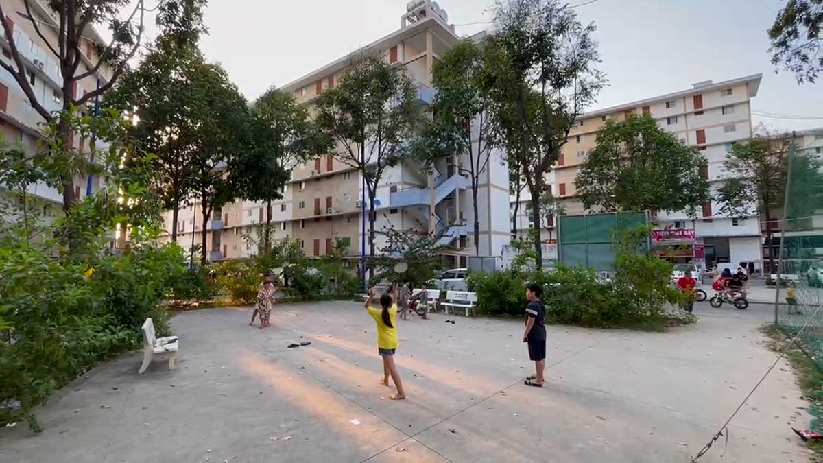 Joining hands to open a mini park in social housing to serve workers.