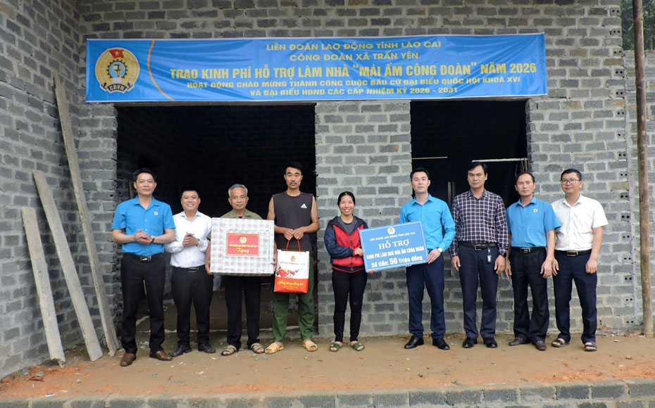 Mr. Vu Cao Minh - Standing Vice Chairman of Lao Cai Provincial Labor Federation and company representatives present support to union members. Photo: Thanh Hung