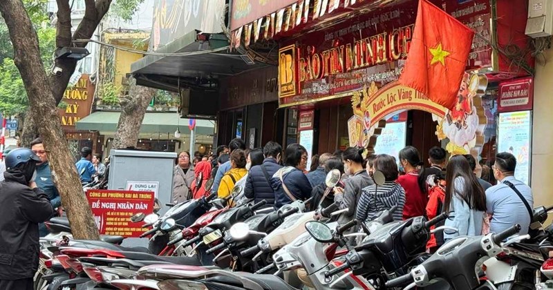 Giá vàng trong nước liên tục biến động, nhiều người xếp hàng mua