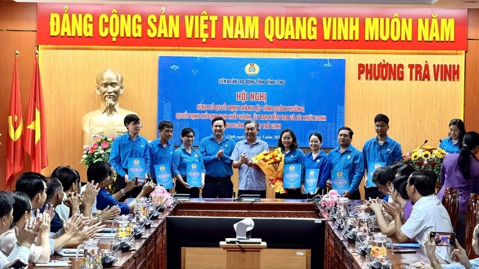 Ban Chấp hành Công đoàn phường Trà Vinh nhận quyết định thành lập tại hội nghị. Ảnh: Hoàng Lộc